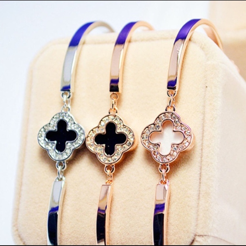 Last 1.   GOLD/BLACK four leaf clover bracelet - Picture 2 of 5